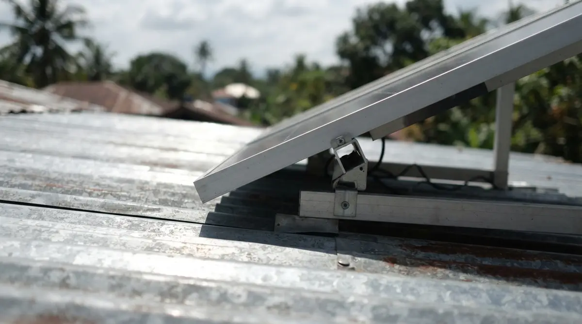 A profile view showing a narrow air gap between a metal roof and solar panel.